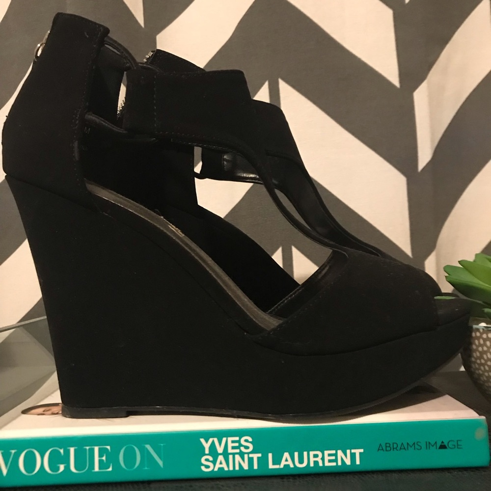 Black wedges